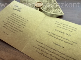 Kép 9/9 - Arany Porcelán lézervágott gyöngyházfényű esküvői meghívó betétlapja kinyitva oldalról