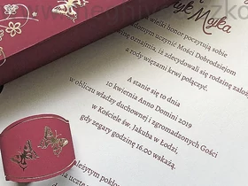 Kép 3/5 - Bordó Papillon esküvői meghívó doboza és betétlapja közelről