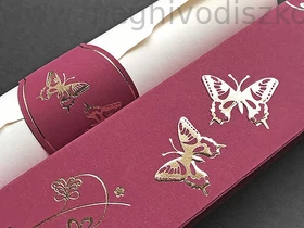 Kép 4/5 - Bordó Papillon esküvői meghívó doboza közelről és a feltekert betétlap papírgyűrűvel