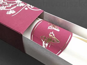 Kép 5/5 - Bordó Papillon esküvői meghívó dobozában a papírgyűrűvel ellátott feltekert betétlap