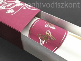 Kép 5/5 - Bordó Papillon esküvői meghívó dobozában a papírgyűrűvel ellátott feltekert betétlap