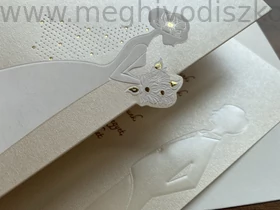 Kép 4/8 - Ekrü Elza gyöngyházfényű esküvői meghívó közelről enyhén kinyílva