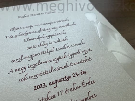 Kép 8/8 - Ekrü Elza gyöngyházfényű esküvői meghívó nyomtatott része