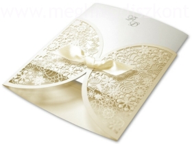 Kép 3/4 - Ekrü Talita esküvői meghívó borítójából félig kihúzva az összehajtogatott betétlap