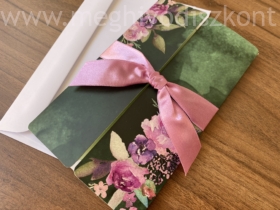 Kép 3/4 - Erdővarázs esküvői meghívó virágos külső borítója selyemszalaggal átkötve és a hozzá tartozó boríték
