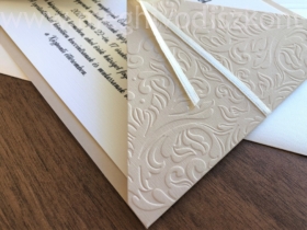 Kép 4/7 - Karamell dombornyomott esküvői meghívó borítójának jobb oldala