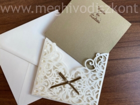 Kép 4/6 - Nyakék esküvői meghívó lézervágott borítójából kihúzott betétlap és a boríték