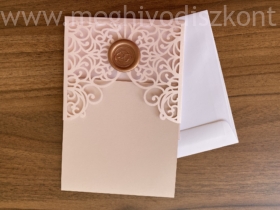 Kép 3/4 - Puncs esküvői meghívó betétlapja félig kihúzva a borítóból és a hozzá tartozó boríték