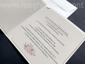 Kép 4/4 - Taupea esküvői meghívó kinyitva a nyomtatott betétlappal