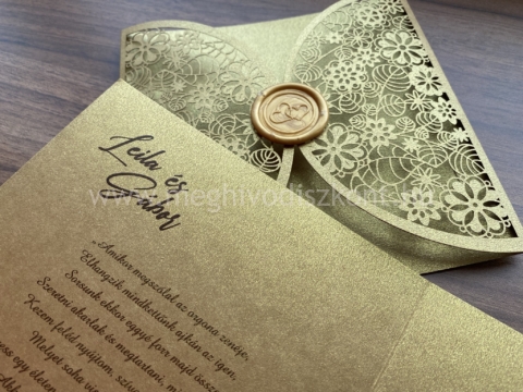 Arany Porcelán lézervágott gyöngyházfényű esküvői meghívó borítójának és betétlapjának részlete