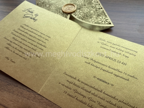 Arany Porcelán lézervágott gyöngyházfényű esküvői meghívó betétlapja kinyitva oldalról
