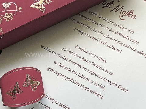 Bordó Papillon esküvői meghívó doboza és betétlapja közelről