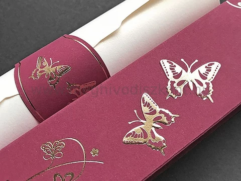 Bordó Papillon esküvői meghívó doboza közelről és a feltekert betétlap papírgyűrűvel