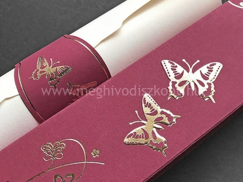 Bordó Papillon esküvői meghívó doboza közelről és a feltekert betétlap papírgyűrűvel