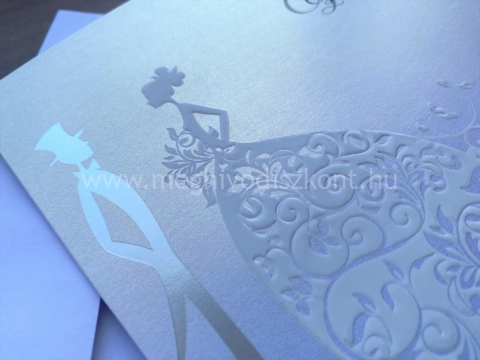 Cinderella gyöngyházfényű esküvői meghívó borítóján dombornyomott és fényes menyasszony és vőlegény mintával