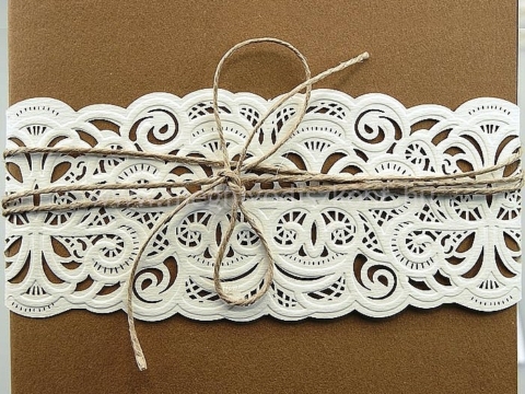 Cukornád esküvői meghívó borítója a lézervágott papírövvel és madzagmasnival