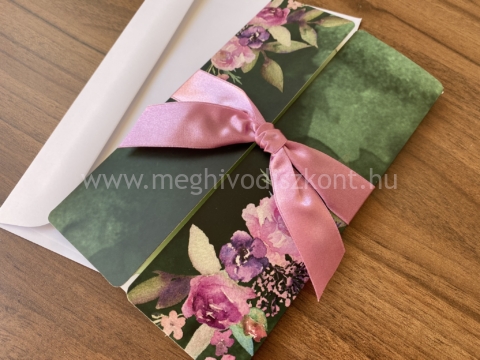 Erdővarázs esküvői meghívó virágos külső borítója selyemszalaggal átkötve és a hozzá tartozó boríték