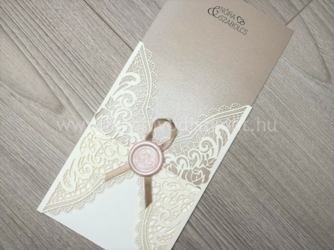 Gesztenye esküvői meghívó lézervágott borítójából felülről félig kihúzott betétlap