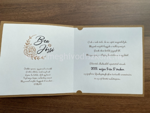 Grillázs barna esküvői meghívó kinyitva és belül a kinyitott fehér nyomtatott betétlap