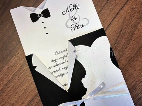 Jegyespár esküvői meghívóból félig kihúzott nyomtatott betétlap