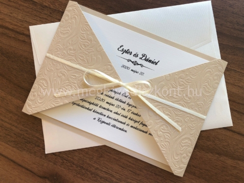 Karamell dombornyomott esküvői meghívó borítékkal 