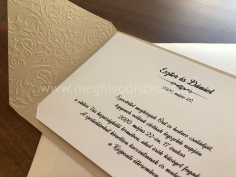 Karamell dombornyomott esküvői meghívó borítója kinyitva