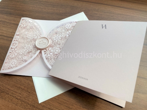Porcelán lézervágott esküvői meghívó borítékja és betétlapja külön