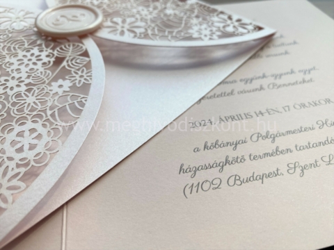 Porcelán lézervágott esküvői meghívó borítója és betétlapja közelebbről