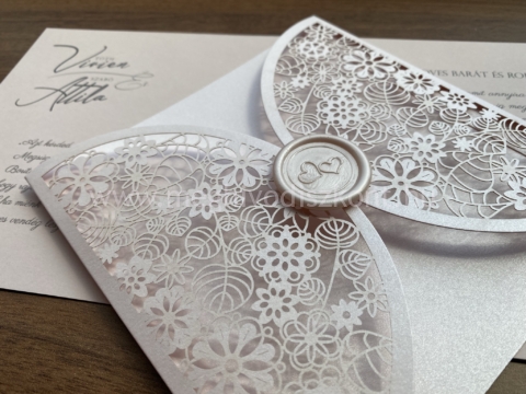 Porcelán lézervágott esküvői meghívó csipkézett borítója
