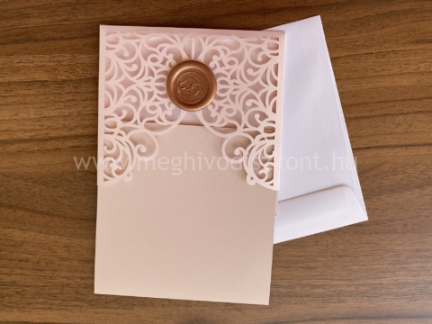 Puncs esküvői meghívó betétlapja félig kihúzva a borítóból és a hozzá tartozó boríték